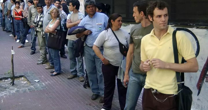 Se perdieron 141.700 empleos registrados en el último año
